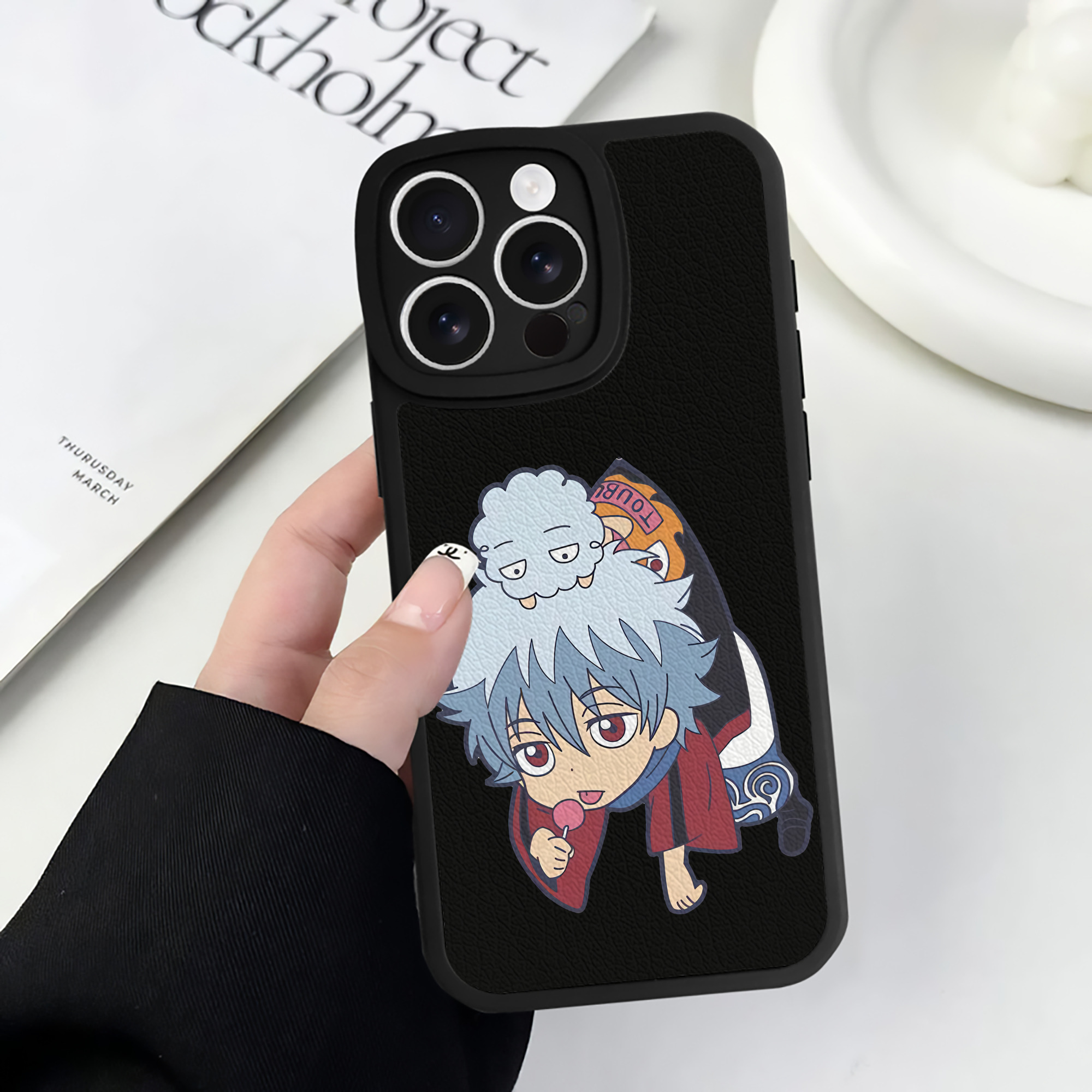 （画像用） ぎんたま 坂田銀時（さかたぎんとき） 神楽 志村新八（しむら しんぱち） GINTAMA Sakata Gintoki Kagura Shimura Shinpachi 【iPhone 16シリーズ対応】シリコンスマホケース（レザー調） 材質：シリコン
